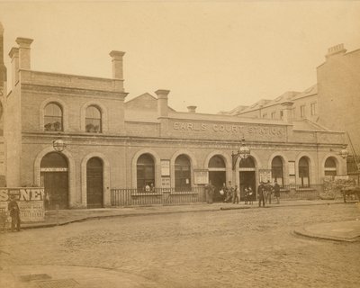 Earls Count Station  -  Earls Court Road入口;摄影：L Latham于1878年拍摄的照片 作者 英国摄影师