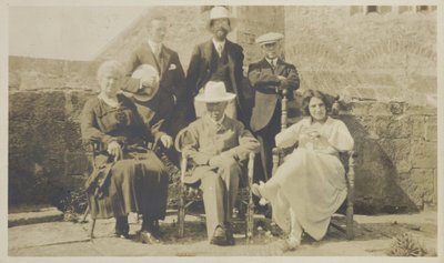 爱德华·哈德森和朋友们，林迪斯法恩，c.1918（明胶印刷） 作者 英国摄影师