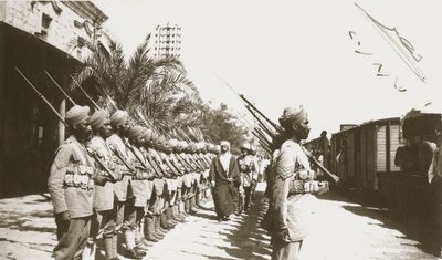 巴勒斯坦Lydda站的埃米尔费萨尔与赫伯特塞缪尔爵士，1920年 作者 英国摄影师