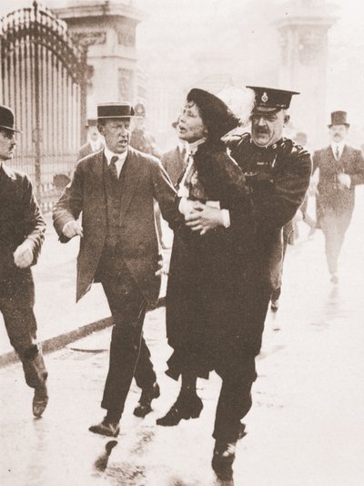 1914 年 5 月 21 日，艾米琳·潘克赫斯特 (Emmeline Pankhurst) 在白金汉宫外试图向国王请愿时被捕（深褐色照片） 作者 英国摄影师