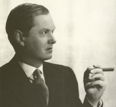 Evelyn Waugh，肖像，抽雪茄（黑白照片 作者 英国摄影师