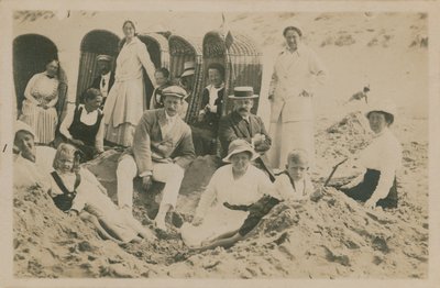 在海边的家庭。明信片于1913年寄出。 作者 英国摄影师