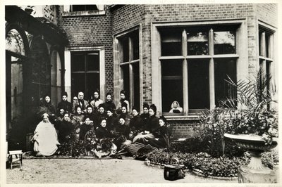 1886年，弗洛伦斯南丁格尔，哈里爵士和维尔尼夫人以及南丁格尔护士在Claydon House工作 作者 英国摄影师