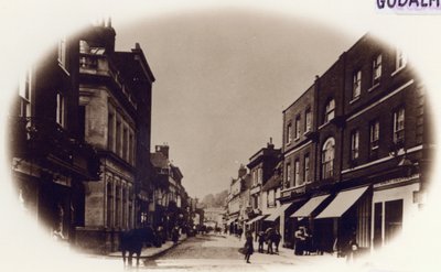Godalming High Street，Surrey，c.1900（sepia photo） 作者 英国摄影师
