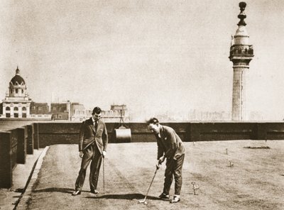 阿德莱德楼屋顶办公室工作人员的高尔夫练习，来自Wonderful London，1926-27出版（照相凹版） 作者 英国摄影师
