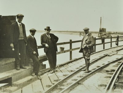 Group of men at Becontree Estate 作者 英国摄影师