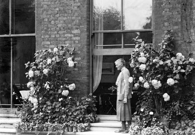 Gulielma Lister在她家，Sycamore House，Leytonstone，c.1930 作者 英国摄影师