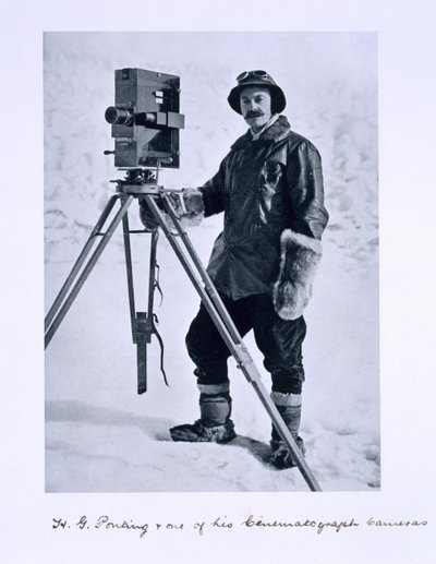 赫伯特·庞廷（Herbert Ponting，1870-1935）在Terra Nova远征（1910-13）的电影摄影机上，由斯科特船长领导到南极，1910-12 作者 英国摄影师