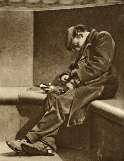Blackfriars桥上的无家可归者，来自Wonderful London，1926-27出版（照相凹版） 作者 英国摄影师