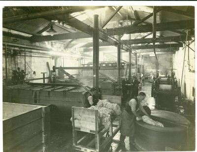 液压操作染料厂，地毯厂，1923年 作者 英国摄影师