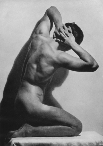 男性身体》插图（黑白照片）。 作者 英国摄影师
