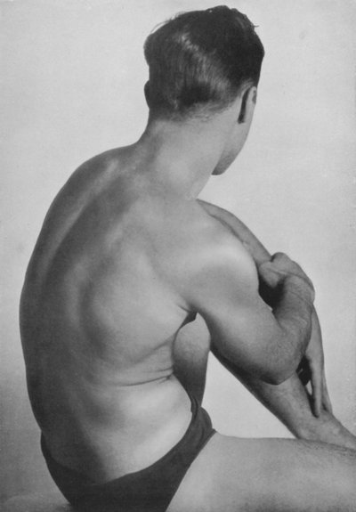 男性身体》插图（黑白照片）。 作者 英国摄影师