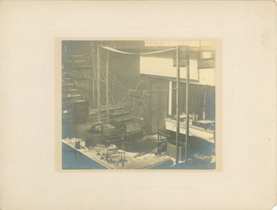 皇家学院的舞台形象，就在特斯拉于1892年演讲之前 作者 英国摄影师