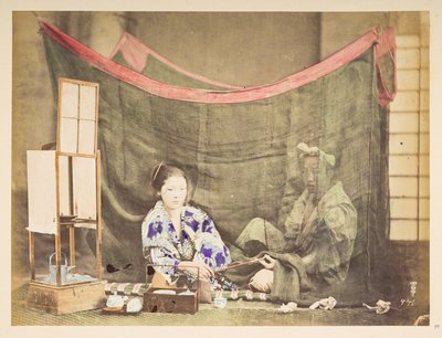 悠闲的日本夫妇，日本年轻女子的工作室场景，她坐在一旁，身边摆放着泡茶的器具，将烟斗递给坐在她身后的男子，男子被亚麻蚊帐遮挡，摄影师：卢卡斯收藏，未知 作者 英国摄影师