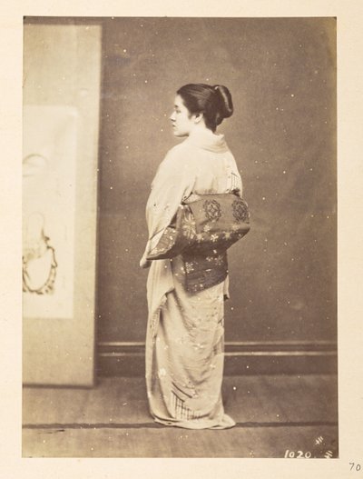 身着传统服装的日本妇女，摄影师未知卢卡斯收藏：查尔斯-詹姆斯和莫顿-P-卢卡斯世界巡回摄影记录 作者 英国摄影师