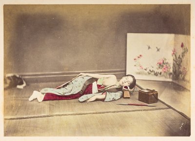 熟睡的日本妇女，日本年轻妇女熟睡时的工作室肖像，她露出一侧乳房，头枕在木枕上，摄影师：未知卢卡斯收藏：查尔斯-詹姆斯和莫顿-P、 作者 英国摄影师