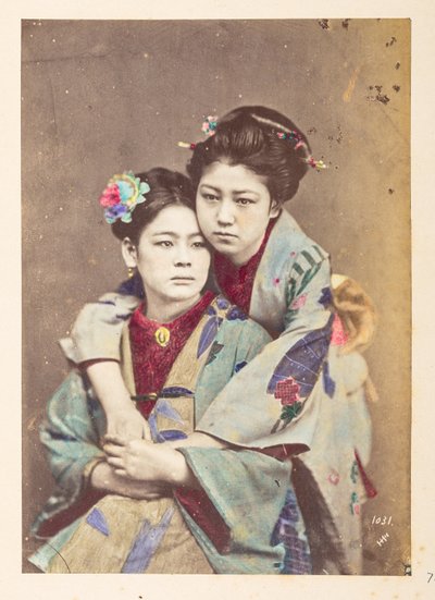 身着传统服装的日本女性，两位年轻女性的四分之三肖像，其中一位坐着，另一位靠在她的肩膀上，双手环抱着她，摄影师：未知卢卡斯收藏：查尔斯-贾世界巡回摄影记录 作者 英国摄影师
