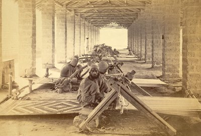 卡拉奇监狱的纺织工人。1873 年（摄影照片） 作者 英国摄影师