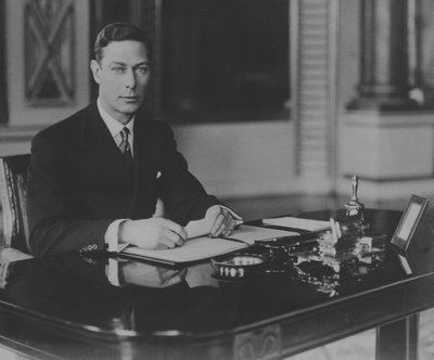 King George VI, at his desk (b/w photo) 作者 英国摄影师