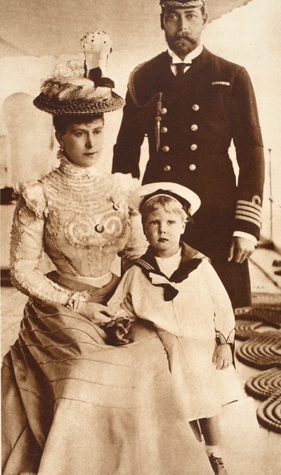 1899年，国王乔治五世，玛丽女王和他们的儿子爱德华八世登上HMS Crescent 作者 英国摄影师