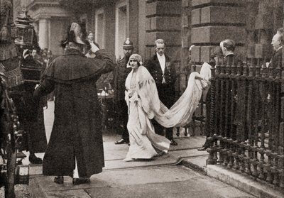 伊丽莎白女士伊丽莎白鲍里斯于1923年4月26日前往她的婚礼，前往约克公爵，后来的国王乔治六世，来自二十五年的故事，1935年出版 作者 英国摄影师