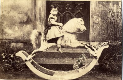 一个大摇马在花园里，1860年代的小女孩（蛋白打印） 作者 英国摄影师