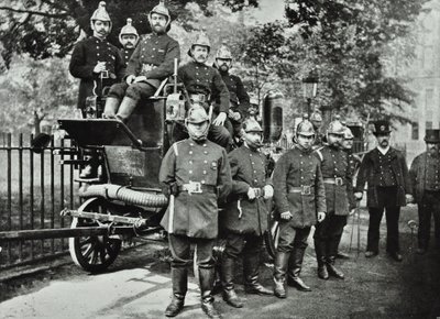 伦敦消防队：一群消防员，带发动机和旋钮，1895年 作者 英国摄影师