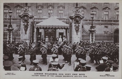 London welcomes her very own boys, Victory march of the London regiments, 5 July 1919 (b/w photo) 作者 英国摄影师
