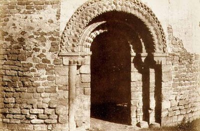 路德洛城堡：圆形教堂的门洞，约1852-3（照片）。 作者 英国摄影师