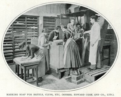 用于酒店、俱乐部等的标记香皂。(Messrs. Edward Cook and Co., Ltd.) (b/w photo) 作者 英国摄影师