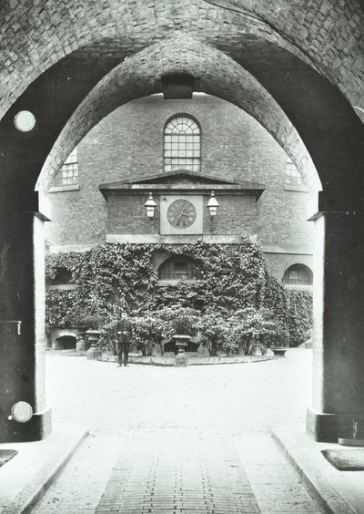 米尔班克监狱：1885年通过拱门的小教堂 作者 英国摄影师