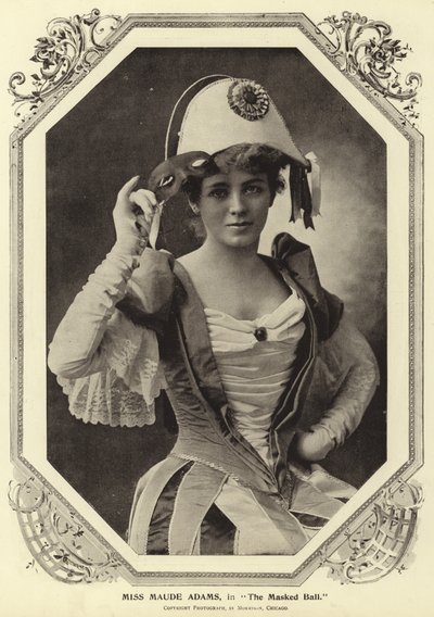 Maude Adams小姐，戴着面具球 作者 英国摄影师