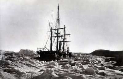北极："警报 "在罗伯逊海峡Beechey海角附近被发现--载于《1875-76年极地航行记》，G.S. Nares编辑。伦敦 作者 英国摄影师