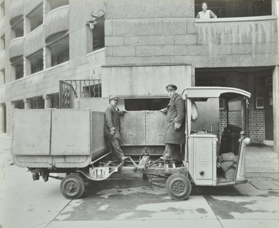 Ossulston Estate：垃圾槽底部的清洁工清空容器 作者 英国摄影师