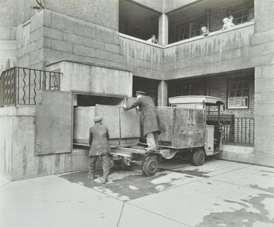 Ossulston Estate: dustmen empty container at the bottom of the rubbish chute 作者 英国摄影师