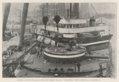 将一把67吨枪（13.5）放在HMS特拉法加的前炮塔，Portsmouth的Port Guard-Ship 作者 英国摄影师