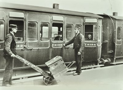 1885年在火车站的平台搬运工 作者 英国摄影师