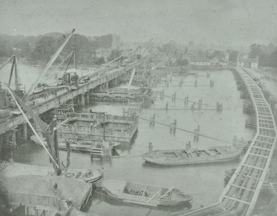 普特尼桥：1883年为新桥挖掘基础 作者 英国摄影师
