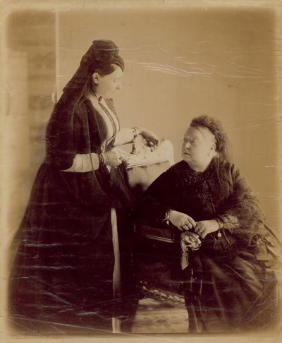 维多利亚女王，坐着 作者 English Photographer