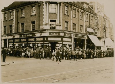大约在1921年，在Clapham的Majestic，High Street，The Kid的The Kidlie中为查理卓别林排队 作者 英国摄影师