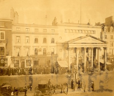 1895年在干草市场排队，参加由特里尔比主演的第一夜 作者 英国摄影师