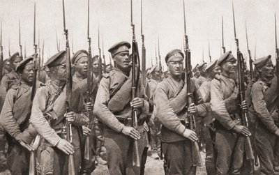 俄罗斯步兵游行和在第一次世界大战期间提出武器，从1915年的插图战争新闻 作者 英国摄影师