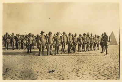 1916年9月6日上午6时30分，我的部队在利比亚沙漠的舒沙阅兵（黑白照片）。 作者 英国摄影师