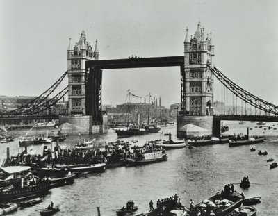 船只经过1894年的塔桥 作者 英国摄影师
