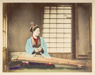 唱歌的女孩 [日本]，一位日本妇女的工作室肖像，她坐着，面前的地板上放着一件弦乐器（一种古筝），摄影师：未知卢卡斯收藏：查尔斯-詹姆斯和莫尔世界巡演的摄影记录 作者 英国摄影师