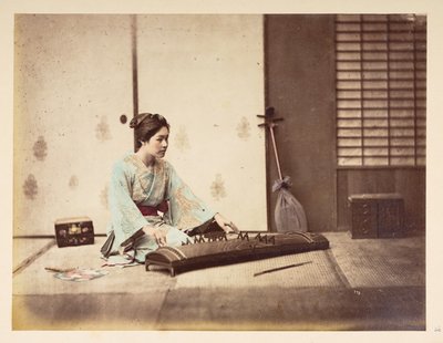 唱歌的女孩 [日本]，一位年轻日本女子坐在榻榻米上弹奏弦乐器的工作室肖像，摄影师：未知卢卡斯收藏：查尔斯-詹姆斯和莫顿-P-卢卡斯世界巡演的摄影记录 作者 英国摄影师