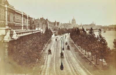 Somerset House，Victoria Embankment，Westminster LB：1895年从滑铁卢大桥向北看 作者 英国摄影师