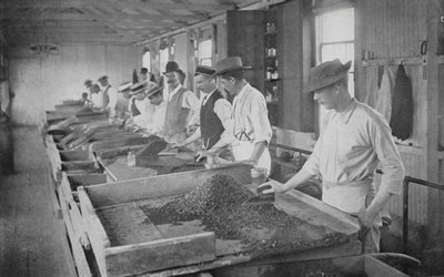 South Africa: Searching Tables, De Beers Diamond Mines, Kimberley (b/w photo) 作者 英国摄影师