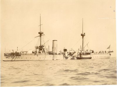 “ Chih Yuan”号停泊在霍夫的东南沿海地区，当地的行李手，大约在1886年 作者 英国摄影师