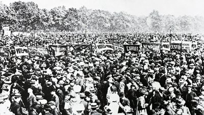 1908年6月12日星期日，在海德公园举行的女性示威表演 作者 英国摄影师